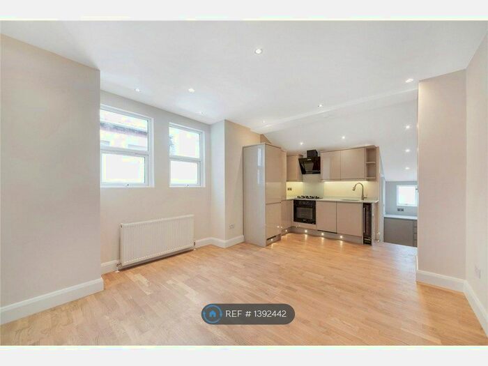 3 Bedroom Flat To Rent In Coverton Road, London, SW17