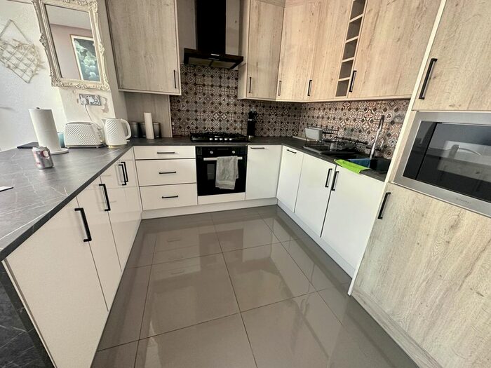 5 Bedroom Terraced House To Rent In Hampden Road, Slough, Berkshire, SL3