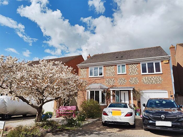 4 Bedroom Detached House For Sale In Kestrel Way, Watermead, Aylesbury, HP19