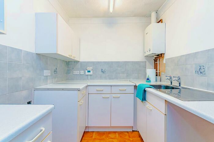 1 Bedroom Flat To Rent In Croydon Road, Caterham, CR3