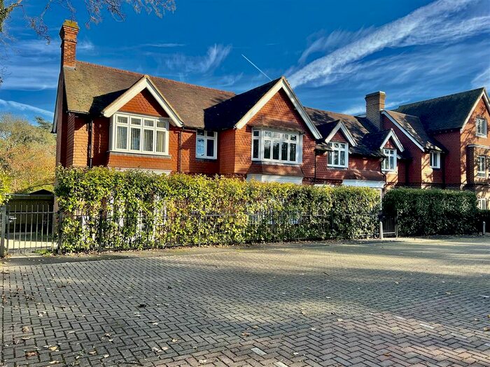 2 Bedroom Flat To Rent In Ifield Green, Ifield, Crawley RH11