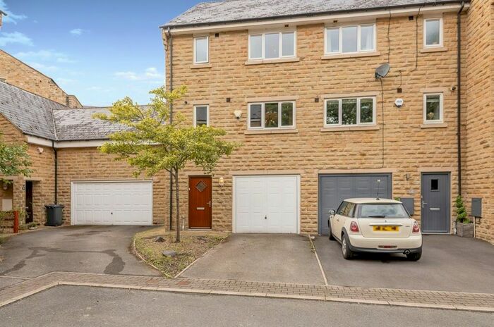 4 Bedroom Property To Rent In The Waterside, Thongsbridge, Holmfirth, HD9