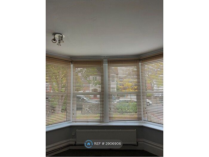 Studio To Rent In Pembury Rd, Westcliff-On-Sea, SS0