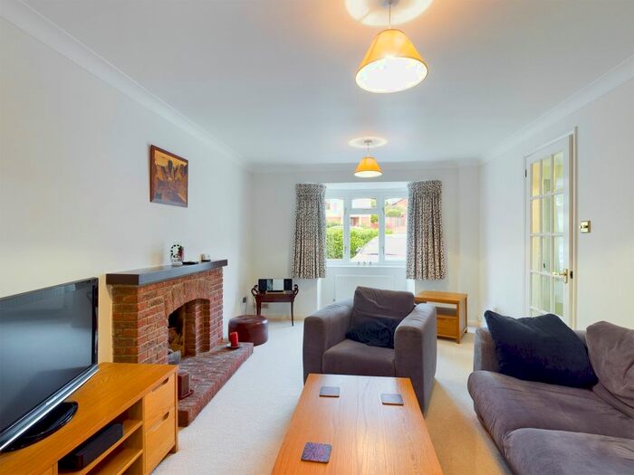 4 Bedroom Link Detached House To Rent In Saffron Close, Chineham, Basingstoke, RG24