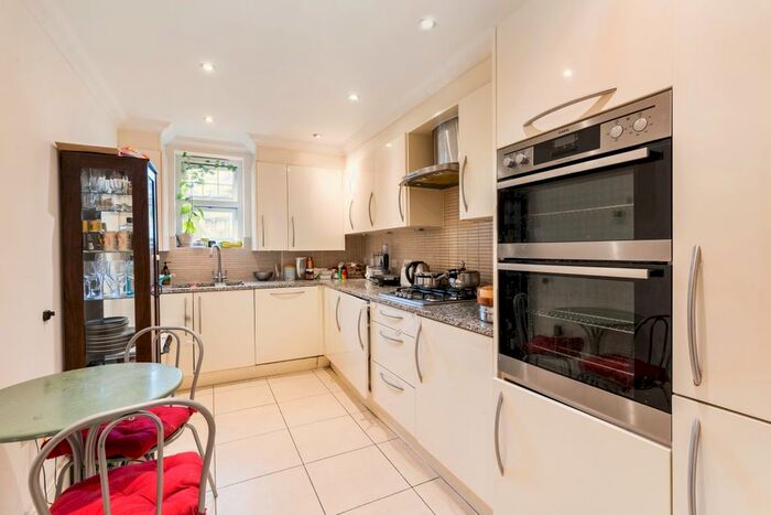 2 Bedroom Flat To Rent In Churchview Close, Caterham, CR3