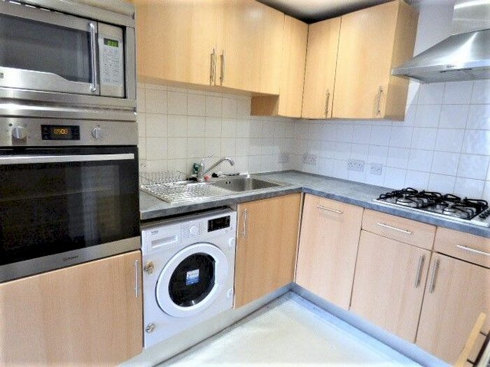 2 Bedroom Flat To Rent In Clapton Square, London, E5