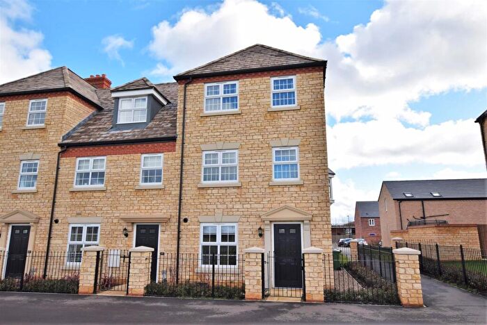 4 Bedroom Semi-Detached House To Rent In Langton Walk, Stamford, PE9
