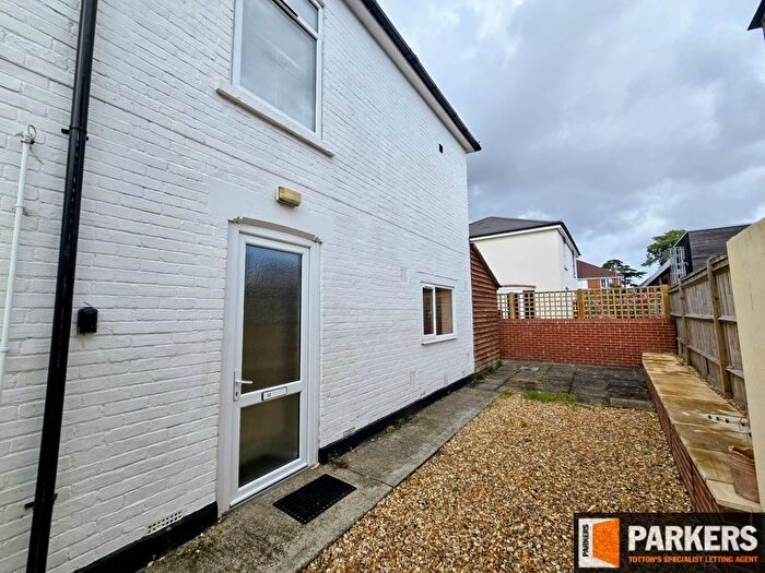 2 Bedroom Flat To Rent In South Street, Hythe, SO45