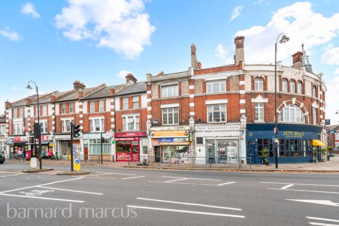 3 Bedroom Flat To Rent In Amen Corner, London, SW17