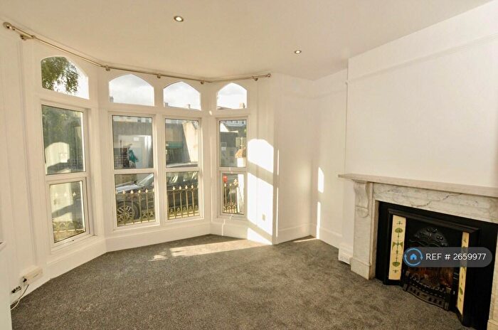 2 Bedroom Flat To Rent In Napier Terrace, Plymouth, PL4