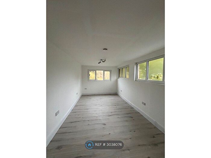 Studio To Rent In Oaklands Avenue, Watford, WD19