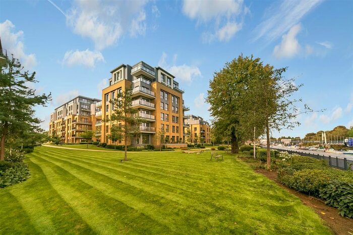 3 Bedroom Flat To Rent In Pinewood Gardens, Teddington, TW11
