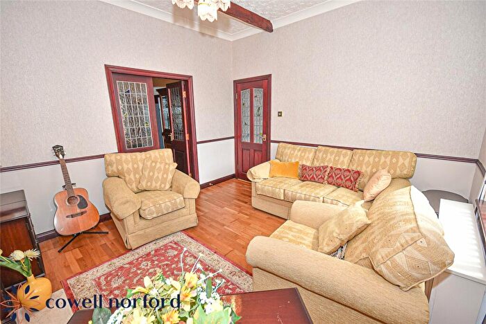3 Bedroom End Of Terrace House For Sale In Hollin Lane, Bamford, Rochdale, OL11