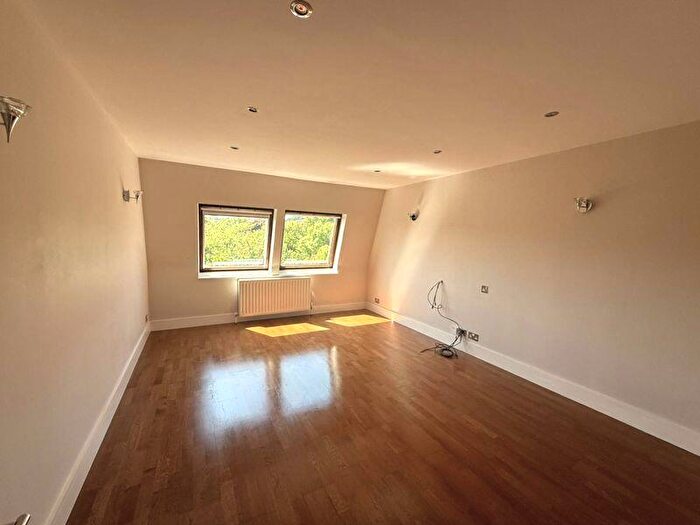 2 Bedroom Flat To Rent In Brookside, East Barnet, EN4