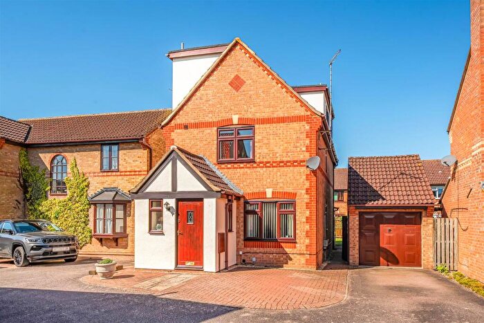 4 Bedroom Detached House For Sale In Grovebury Court, Wootton, MK43