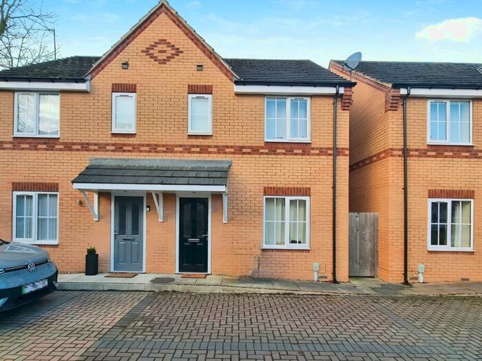 3 Bedroom Semi-Detached House To Rent In Hainsworth Park, Hull, East Yorkshire, HU6