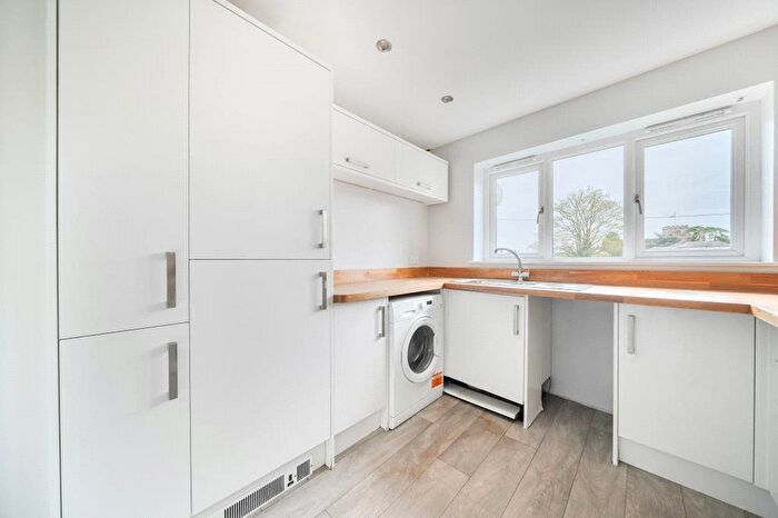 3 Bedroom Flat To Rent In High Street, Thatcham, RG19