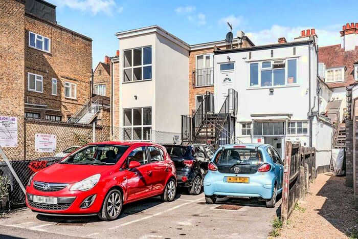 2 Bedroom Flat To Rent In Packhorse Road, Gerrards Cross, SL9