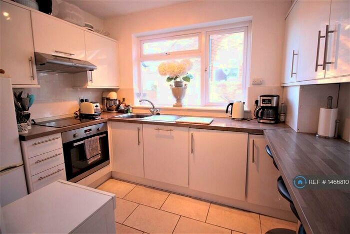 2 Bedroom Flat To Rent In Royal Court, Brentwood, CM14