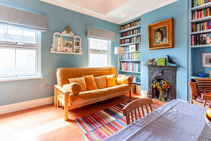 2 Bedroom Flat To Rent In First Floor Flat, High Street, Hampton Wick, KT1