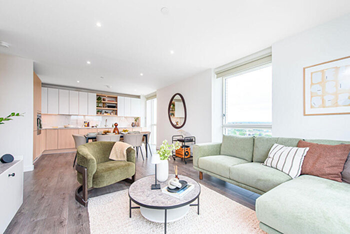 3 Bedroom Flat To Rent In The Watermint, Hendon, London, NW9