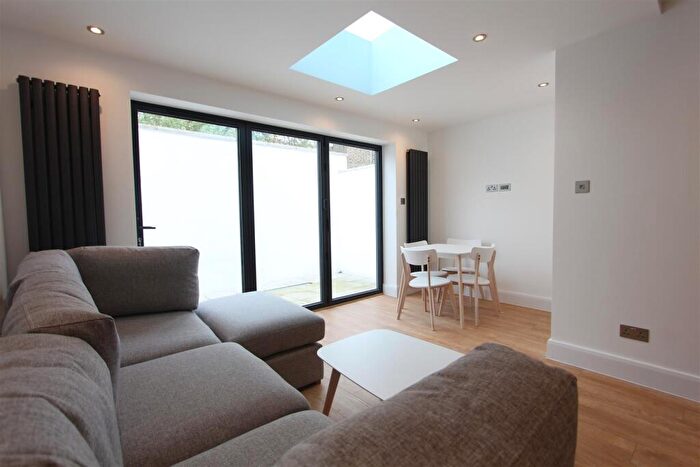 2 Bedroom Town House To Rent In Beaconsfield Road, Seven Sisters, N15