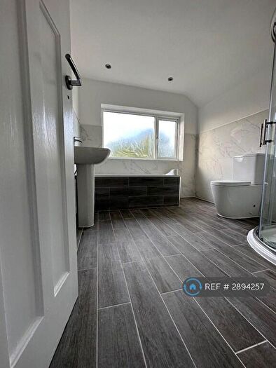 4 Bedroom Semi-Detached House To Rent In Green Street, Enfield, EN3