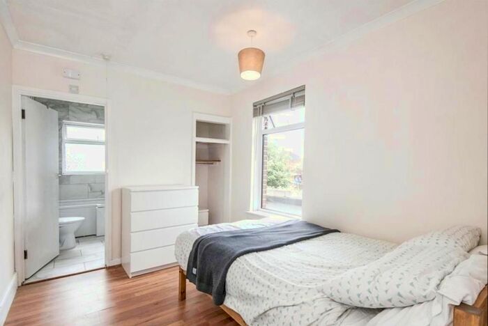 4 Bedroom Detached House For Sale In Paynes Road, Southampton, Hampshire, SO15