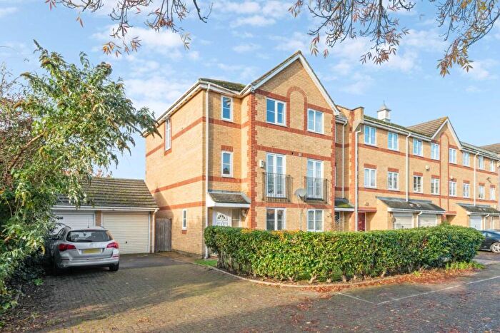 4 Bedroom House To Rent In Winery Lane, Kingston Upon Thames, KT1