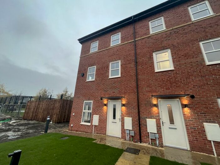2 Bedroom House To Rent In Bolton Court, Leeds, LS14