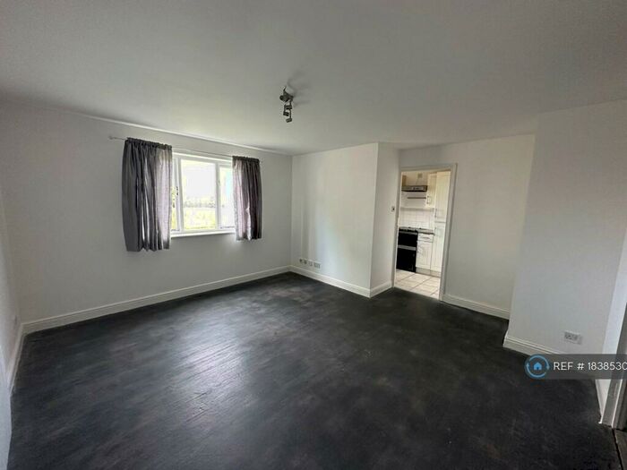2 Bedroom Flat To Rent In Tideside Court, London, SE18