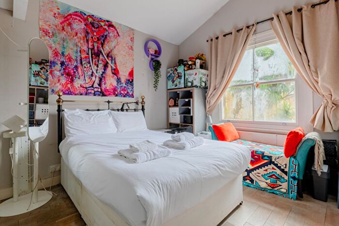 2 Bedroom Flat To Rent In Queensmill Road, London, SW6