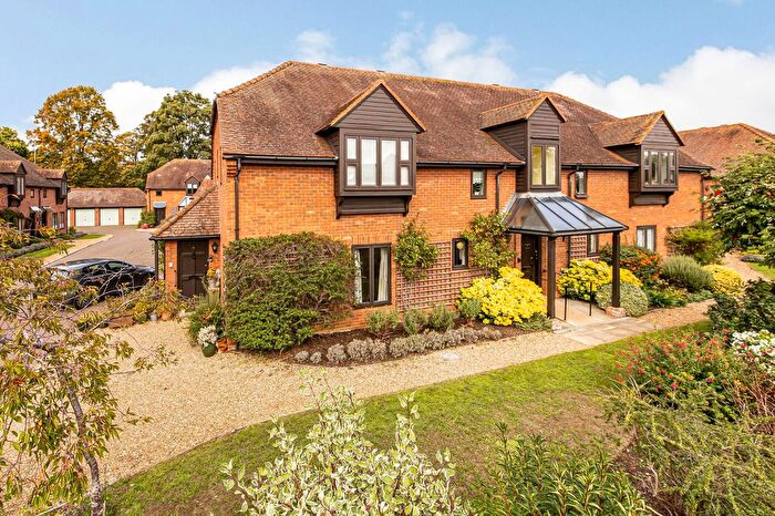 2 Bedroom Flat For Sale In Herringcote, Dorchester-On-Thames, OX10
