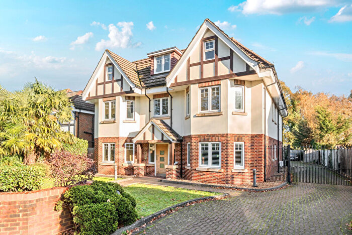 2 Bedroom Apartment For Sale In Byfleet Road, New Haw, KT15