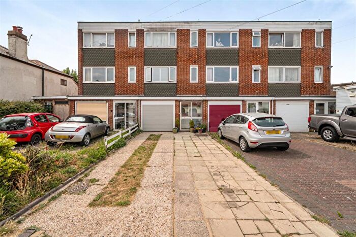 3 Bedroom Town House For Sale In Portsmouth Road, Lee-On-The-Solent, PO13
