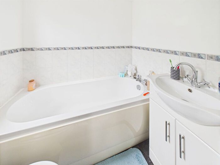 4 Bedroom Semi-Detached House To Rent In Astley Street, Tyldesley, M29
