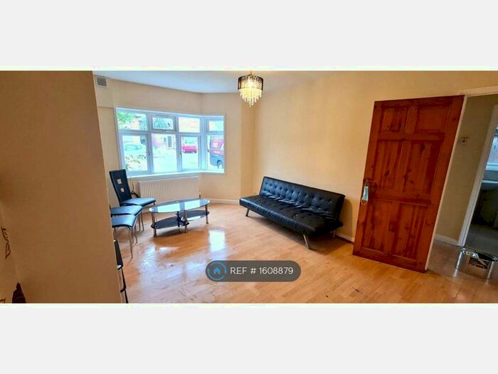 2 Bedroom Flat To Rent In Blackbury Farm Close, Hounslow, TW5