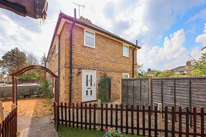 2 Bedroom End Of Terrace House For Sale In Castle Avenue, Yiewsley, West Drayton, UB7