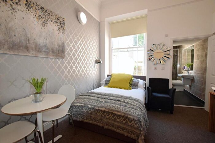 Flat To Rent In Berkeley Square, Bristol, BS8