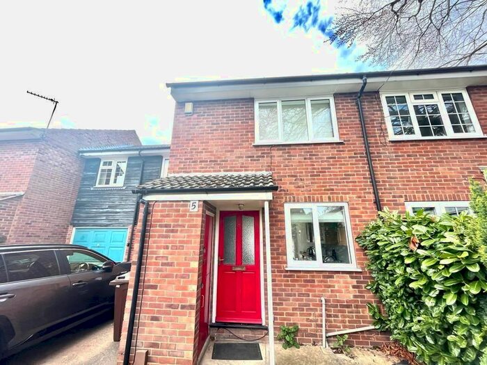 3 Bedroom Property To Rent In Lodge Close, Nottingham, NG8