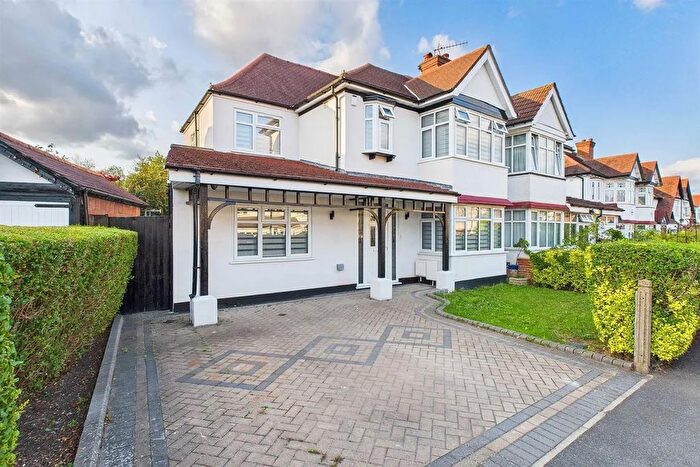 6 Bedroom Semi-Detached House To Rent In Pasture Close, Wembley, HA0