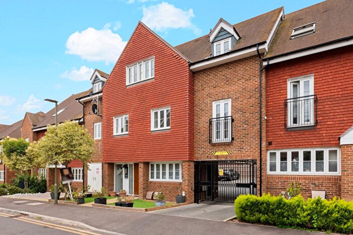 2 Bedroom Flat For Sale In Beatrice Square, Tadworth, Surrey, KT20