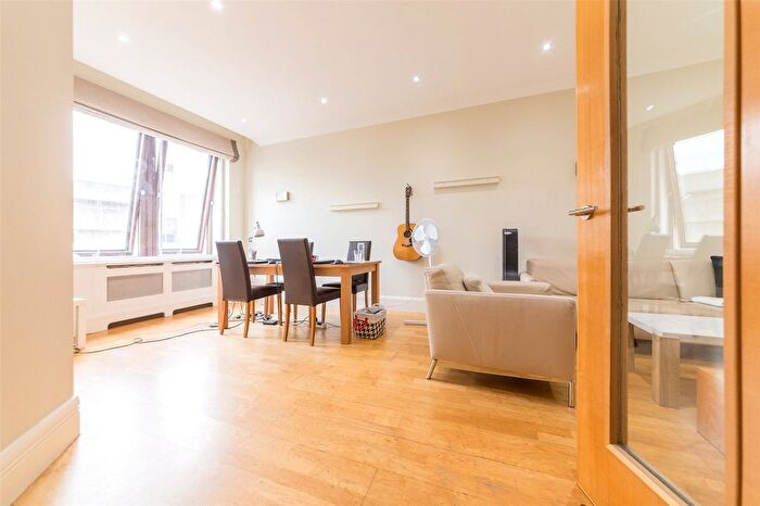 2 Bedroom Flat For Sale In Whitehouse Apartments, Belvedere Road, London, SE1