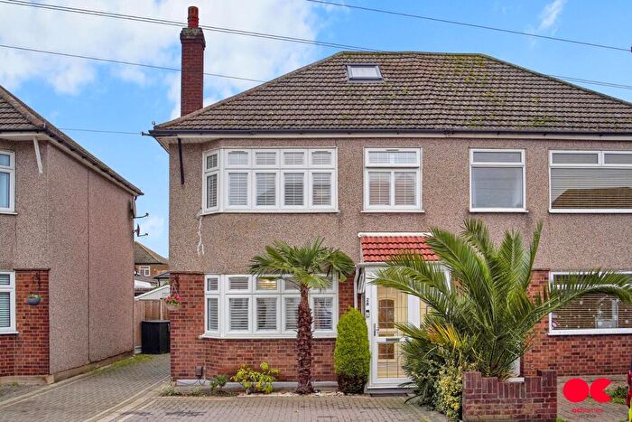 3 Bedroom Semi-Detached House For Sale In The Glen, Rainham, RM13