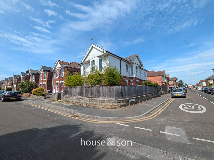 2 Bedroom Apartment For Sale In Hankinson Road, Bournemouth, BH9