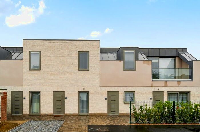 2 Bedroom Flat To Rent In Winders Close, Beckenham, BR3