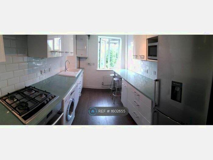 2 Bedroom Flat To Rent In Galway Close, London, SE16