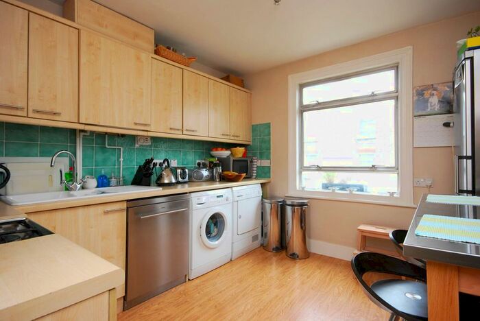 2 Bedroom Flat To Rent In Thirsk Road, Clapham Common North Side, London, SW11