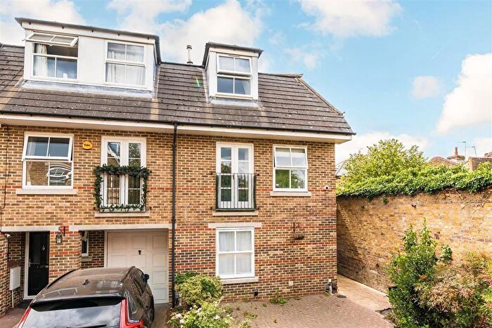 2 Bedroom Maisonette For Sale In North Place, Teddington, TW11