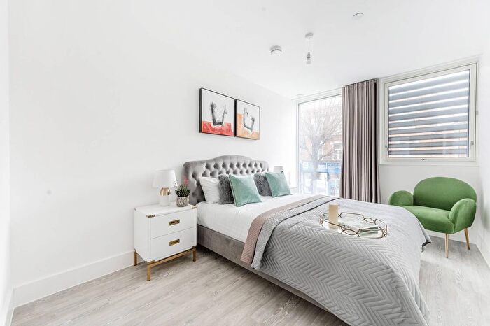 1 Bedroom Flat To Rent In Easton Lodge, Ealing, W7